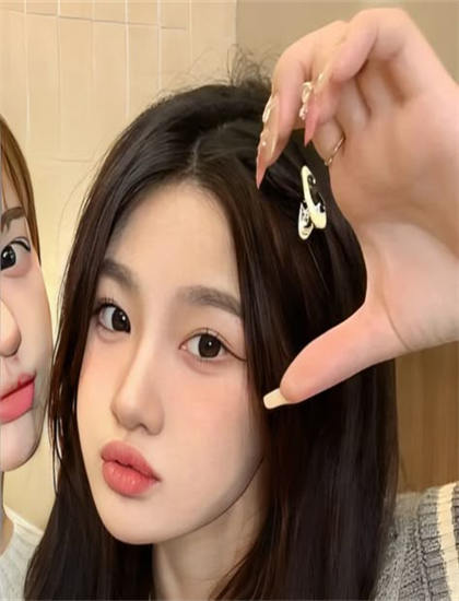 《教宗的洗手间》服装道具独立解析颠覆性的：时代还原与细节设计评价